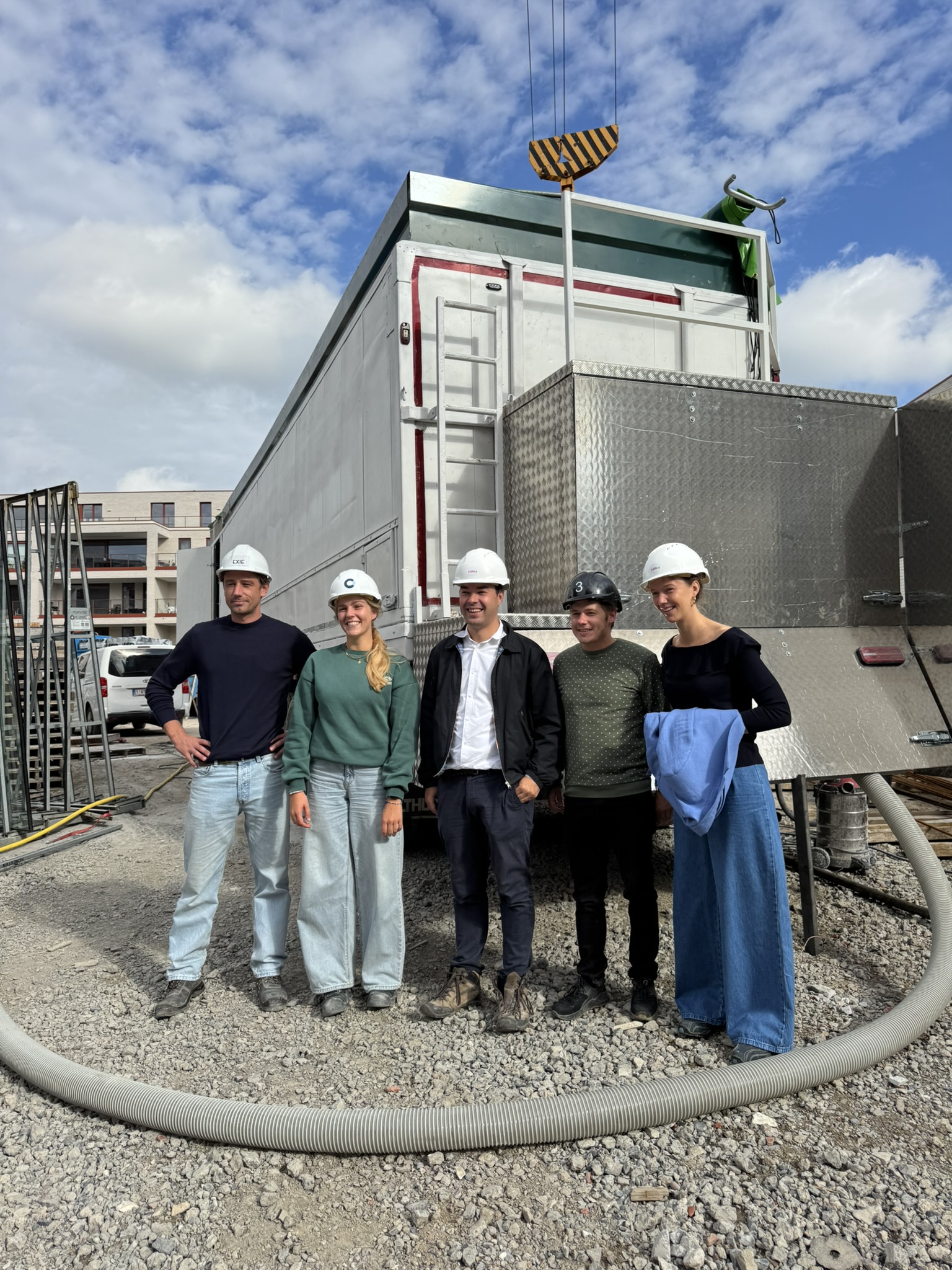 Europese primeur: eerste plaatsing van geoogste hennep als vloerisolatie in woonproject w.e.s.t.