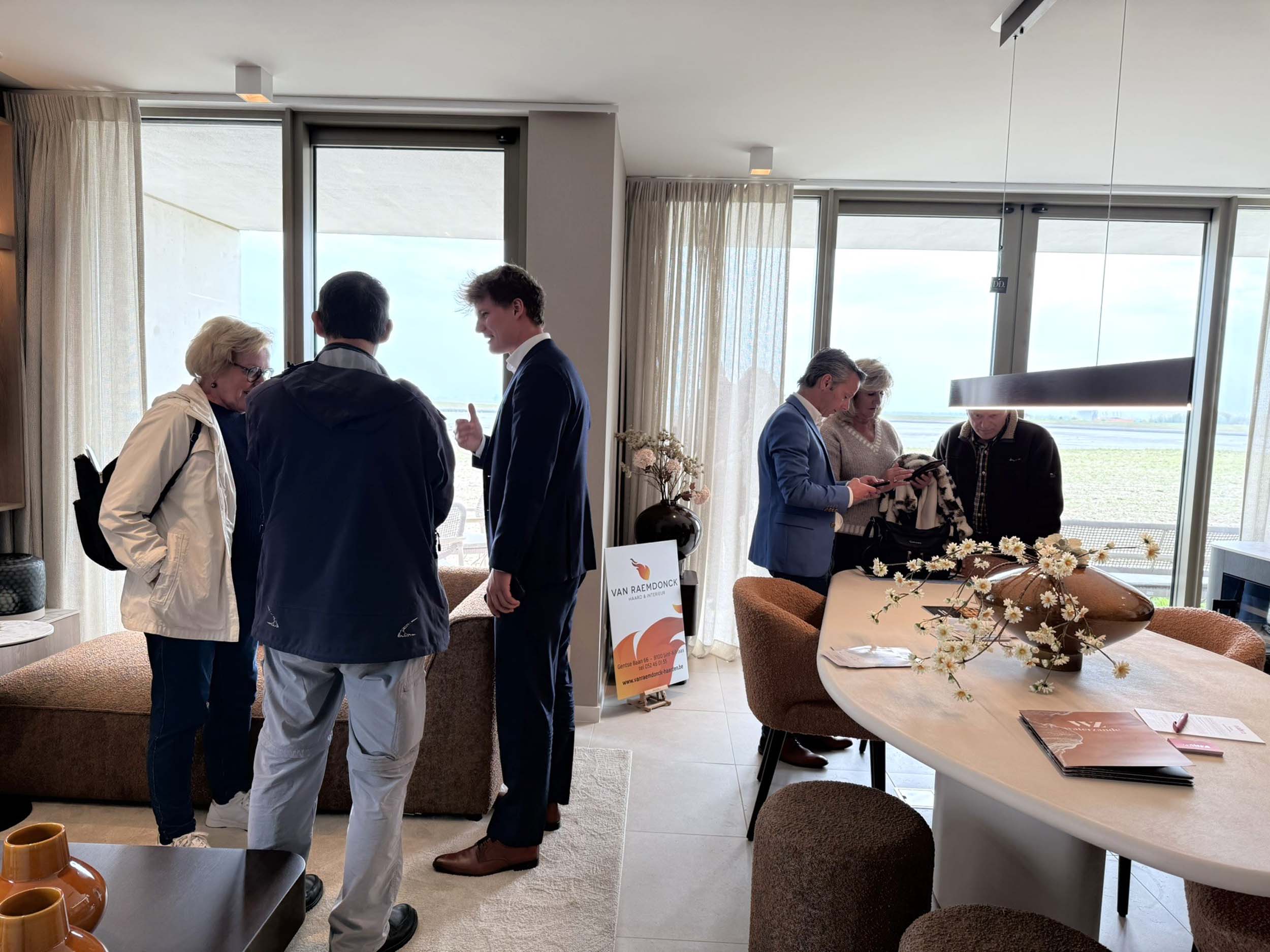 Succesvolle opening van het kijkappartement in Waterzande