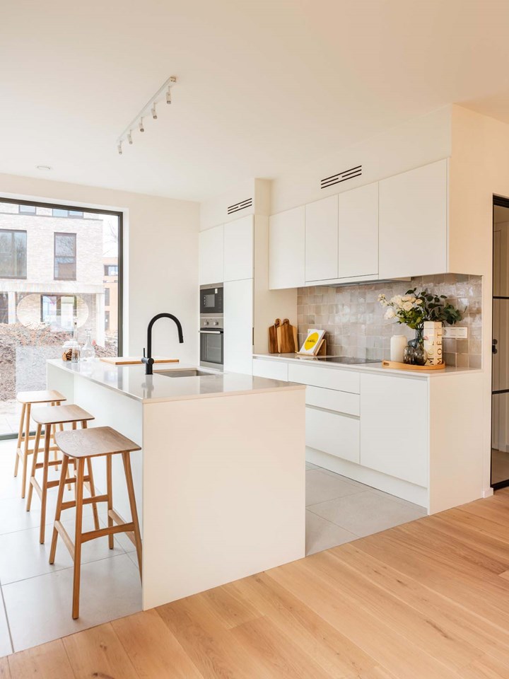Zabra kijkwoning Hof van Gent witte keuken met eiland
